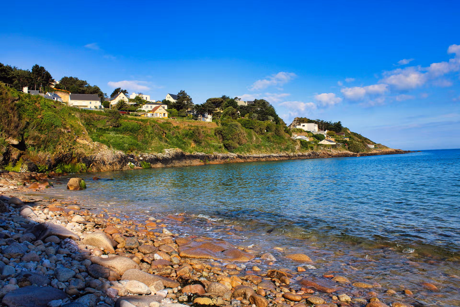Anse du Brick, lumière de juin sur une côte préservée Anse du Brick, lumière de juin sur une côte préservée
