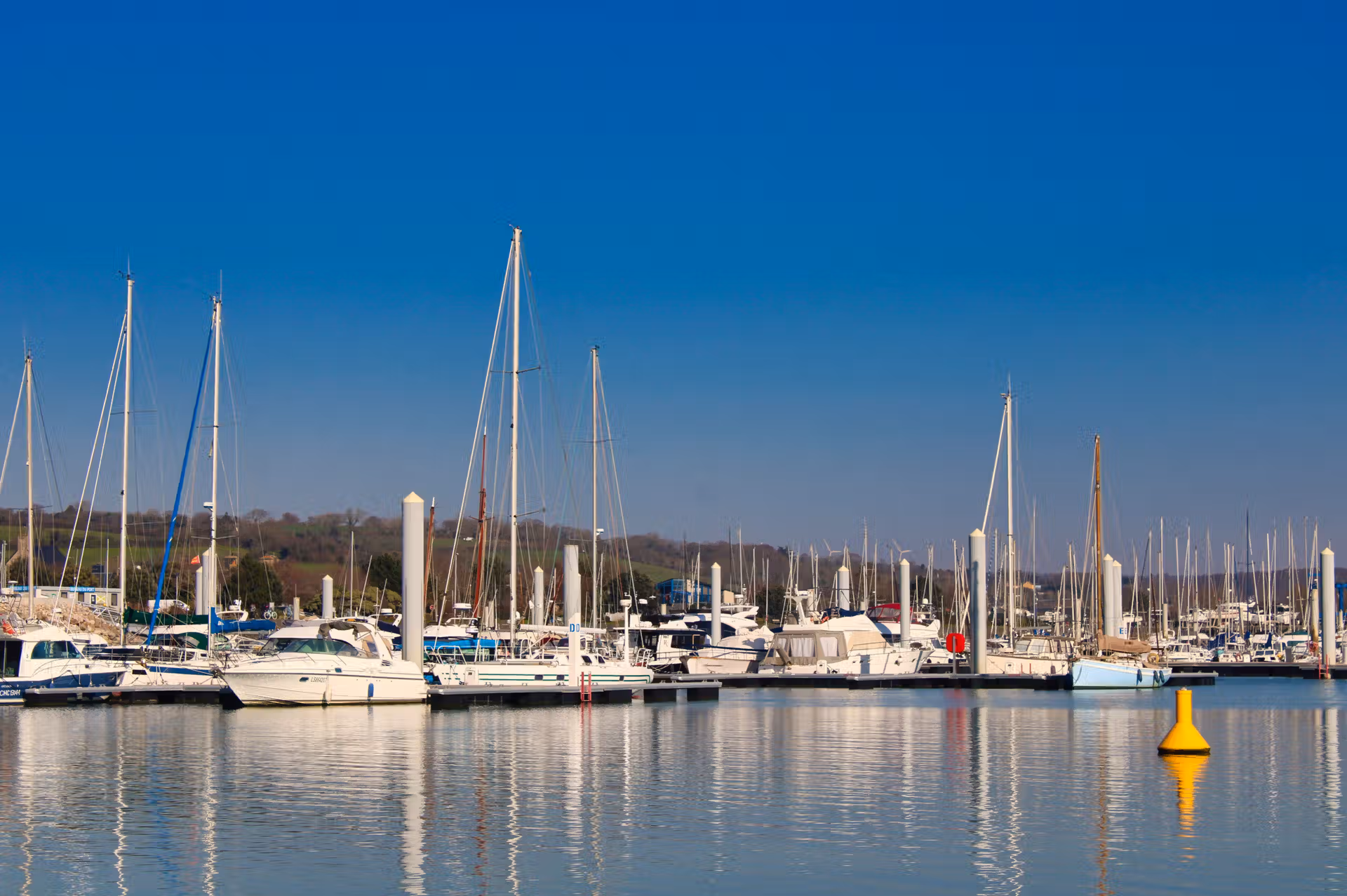 Barneville-Carteret en hiver : lumière froide et silence maritime Barneville-Carteret en hiver : lumière froide et silence maritime
