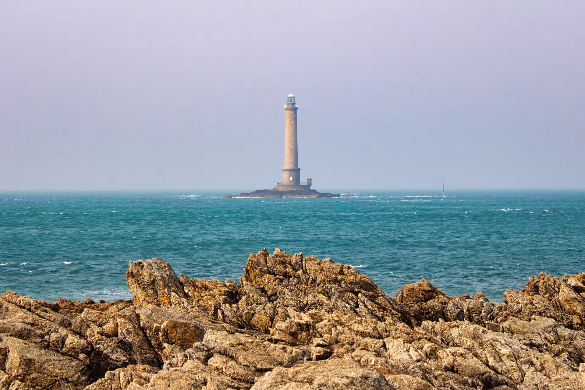 Goury en avril : entre digues, rochers et phare au large