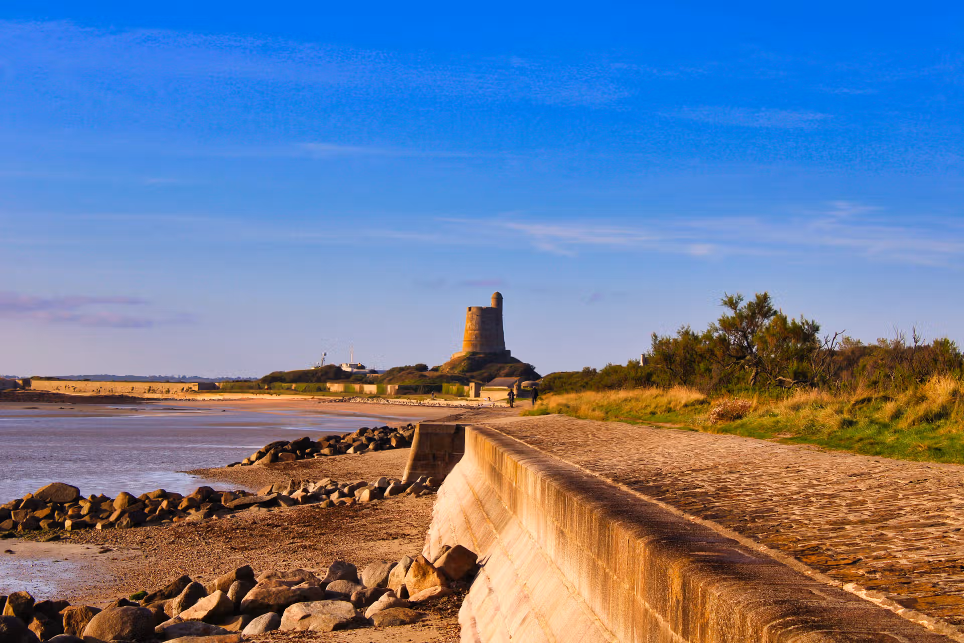 Saint-Vaast-la-Hougue en octobre : lumière d’automne sur la mer et le port Saint-Vaast-la-Hougue en octobre : lumière d’automne sur la mer et le port
