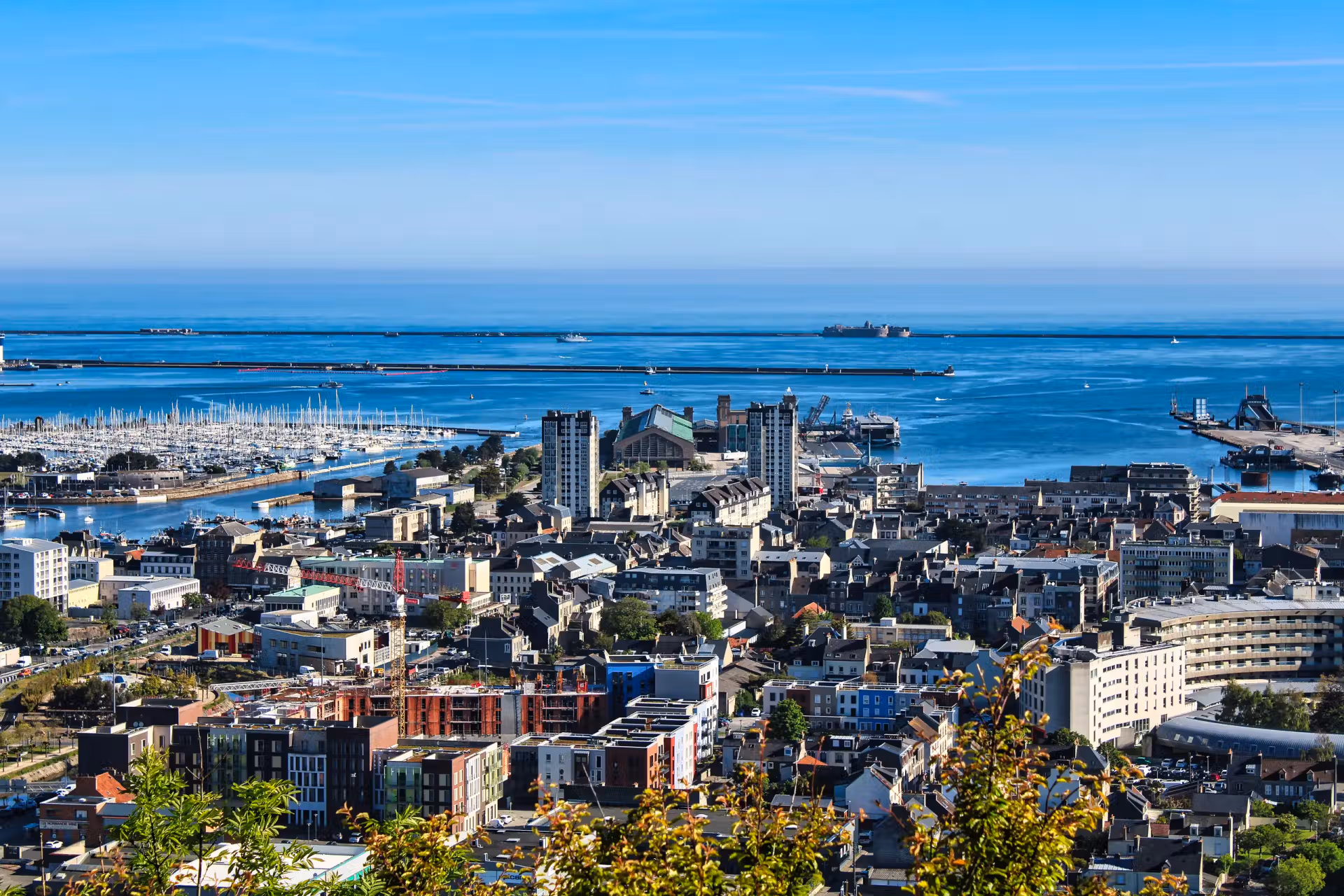Sur les hauteurs de Cherbourg-en-Cotentin : le chemin du Fort du Roule Sur les hauteurs de Cherbourg-en-Cotentin : le chemin du Fort du Roule