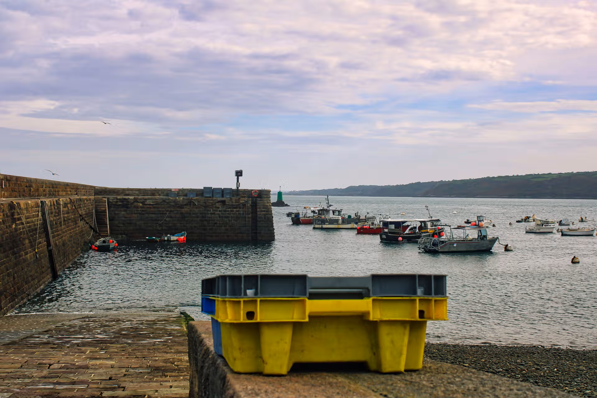 Le port d’Omonville-la-Rogue en octobre : lumière d’automne sur la rade Le port d’Omonville-la-Rogue en octobre : lumière d’automne sur la rade