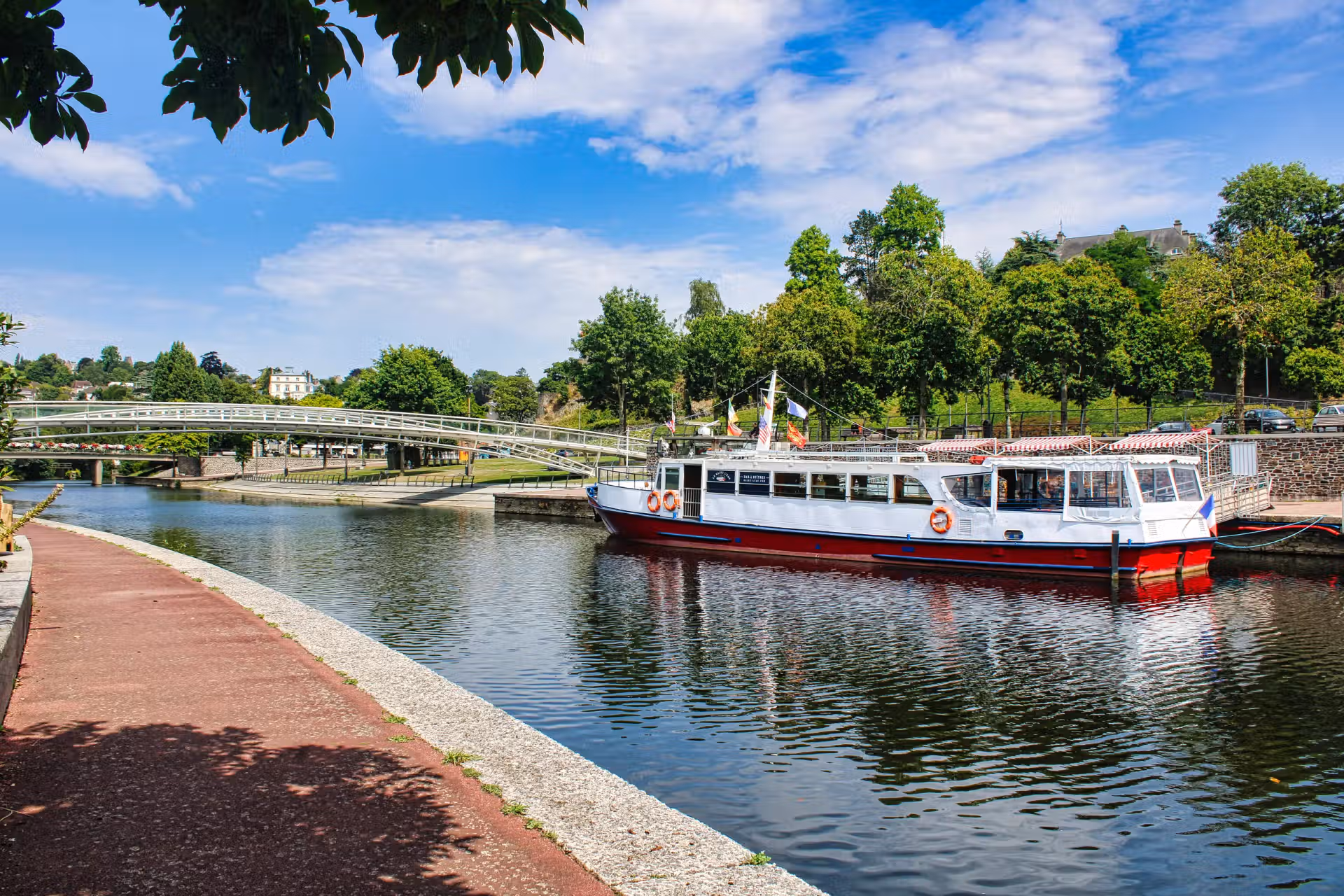 Les quais de Saint-Lô en été : une escale paisible au fil de la Vire Les quais de Saint-Lô en été : une escale paisible au fil de la Vire