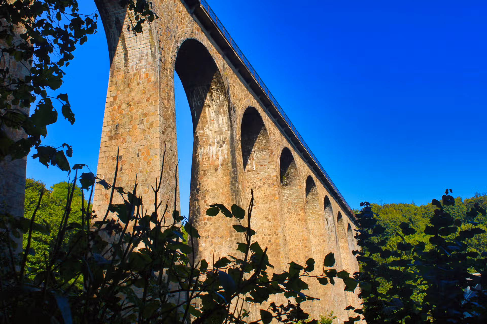 La Vallée des Moulins et le viaduc de Fermanville – Dialogue entre pierre et nature La Vallée des Moulins et le viaduc de Fermanville – Dialogue entre pierre et nature