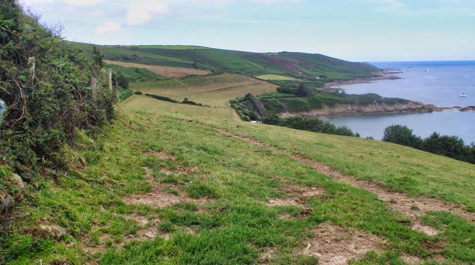 Baie de Quervière — lignes douces et horizon ouvert Baie de Quervière — lignes douces et horizon ouvert