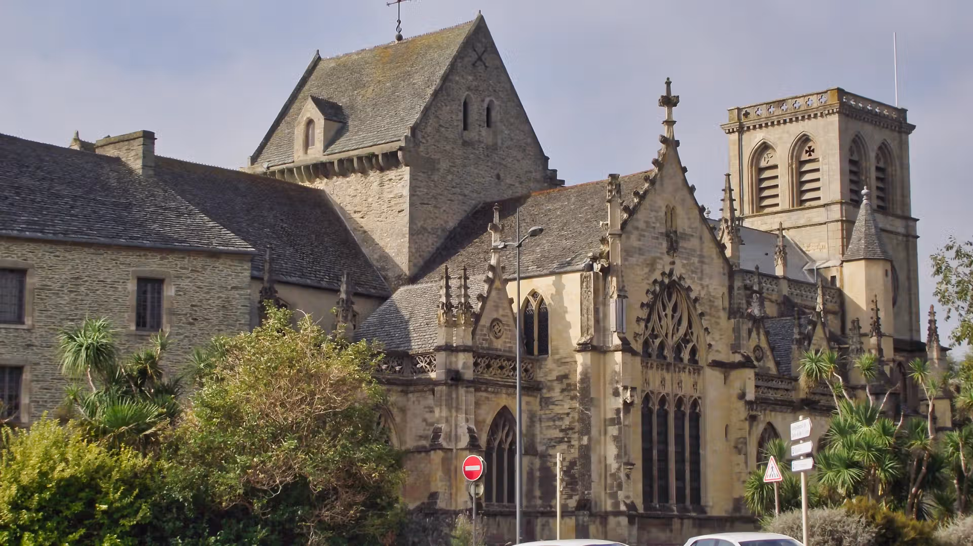 La Basilique Sainte-Trinité de Cherbourg, entre pierre et lumière La Basilique Sainte-Trinité de Cherbourg, entre pierre et lumière